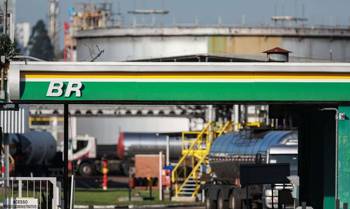 Petrobras anuncia redução de R$ 0,18 na gasolina para distribuidoras