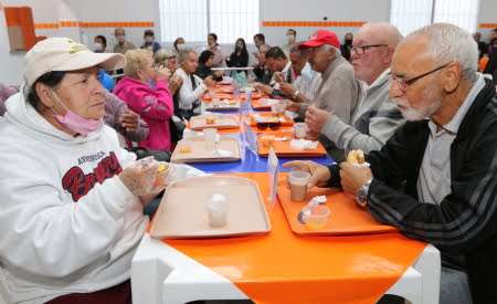 Restaurantes do programa Bom Prato oferecem cardápio especial em homenagem ao Dia dos Pais