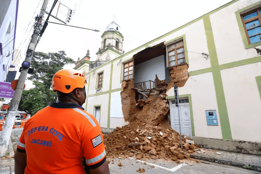 Queda de parede da Capela do Rosário segue causando transtornos após 4 meses