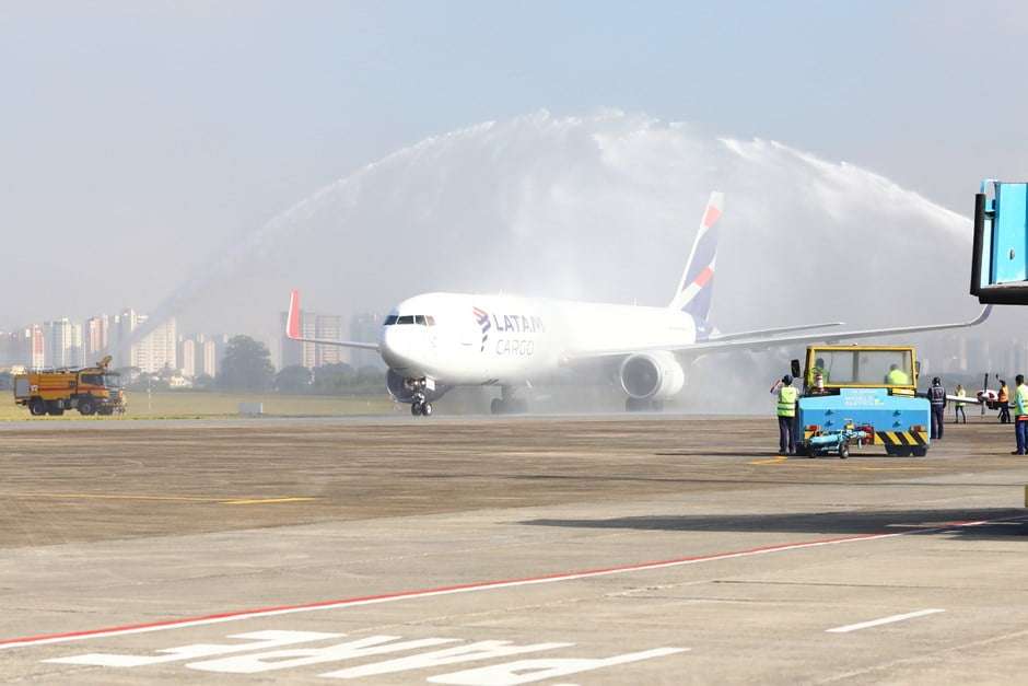 Aeroporto de São José inicia operação com voos de carga