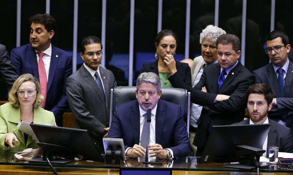 PL das Fake News: pesquisadores defendem órgão fiscalizador autônomo