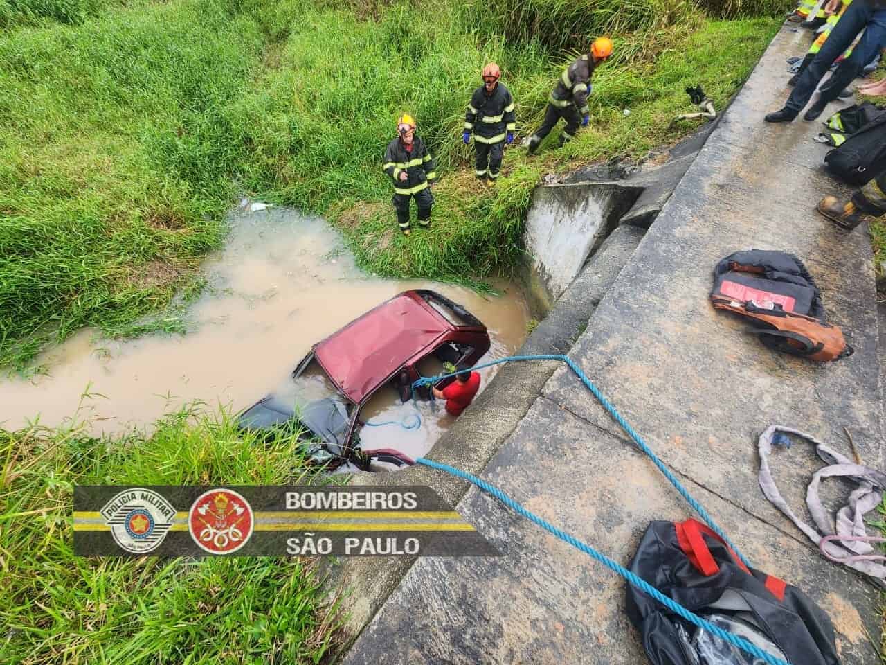 Dois graves acidentes agora pela manhã com uma morte em São José dos Campos