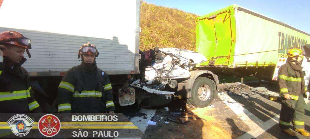 Acidente entre duas carretas provoca a morte de um motorista na Via Carvalho Pinto em Jacareí