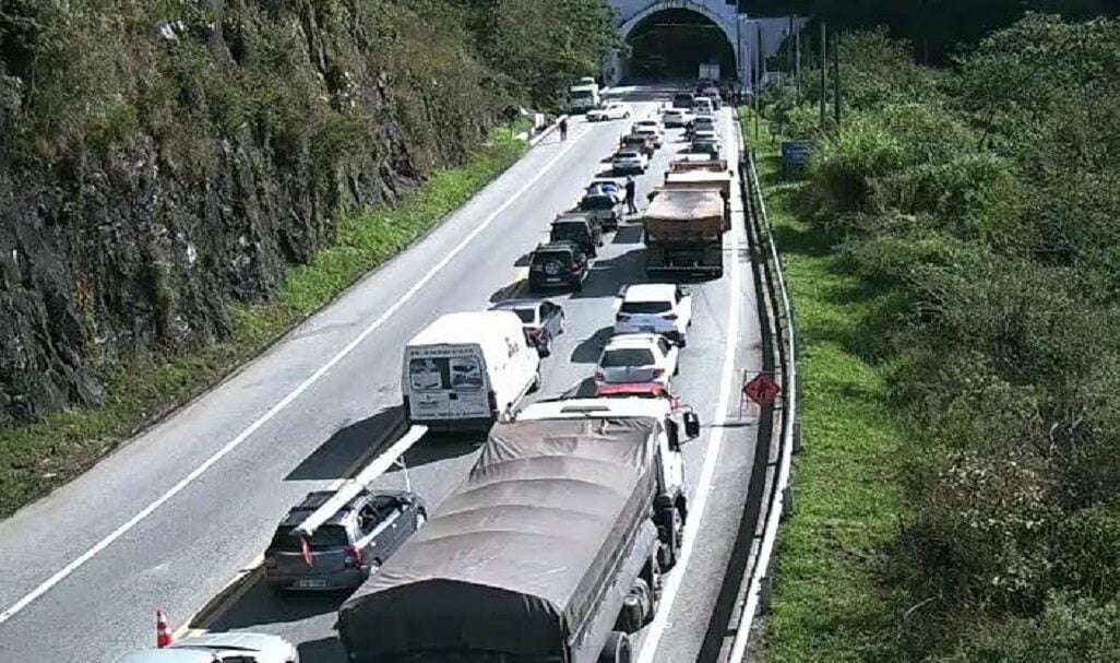 Acidente entre caminhões na via Floriano Rodrigues Pinheiro causa congestionamento no trecho de Campos do Jordão