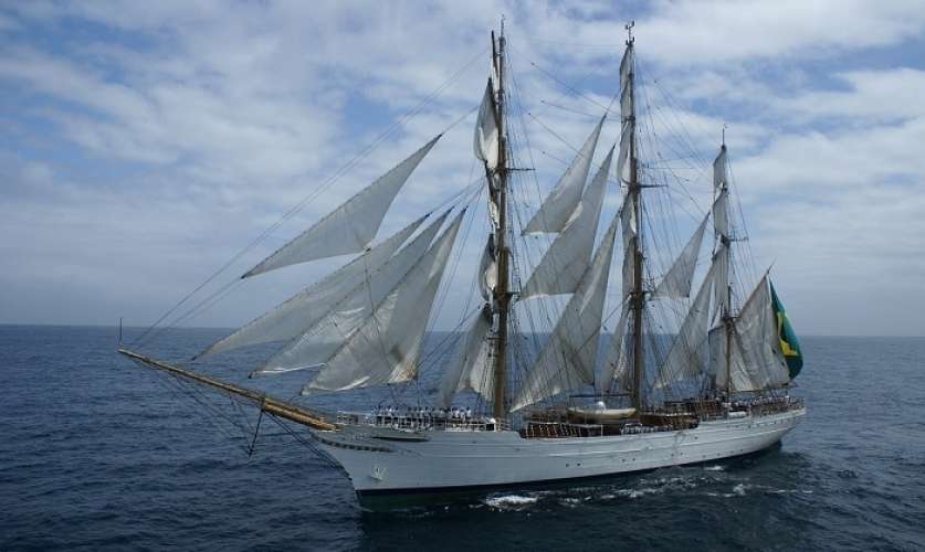 Navio-veleiro Cisne Branco marca presença na abertura da 50ª Semana Internacional de Vela de Ilhabela