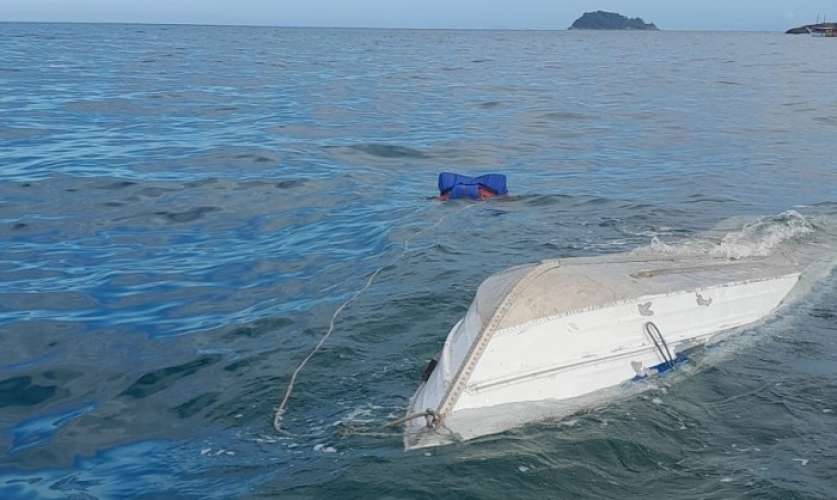 Idoso morre após barco virar no mar em Ubatuba