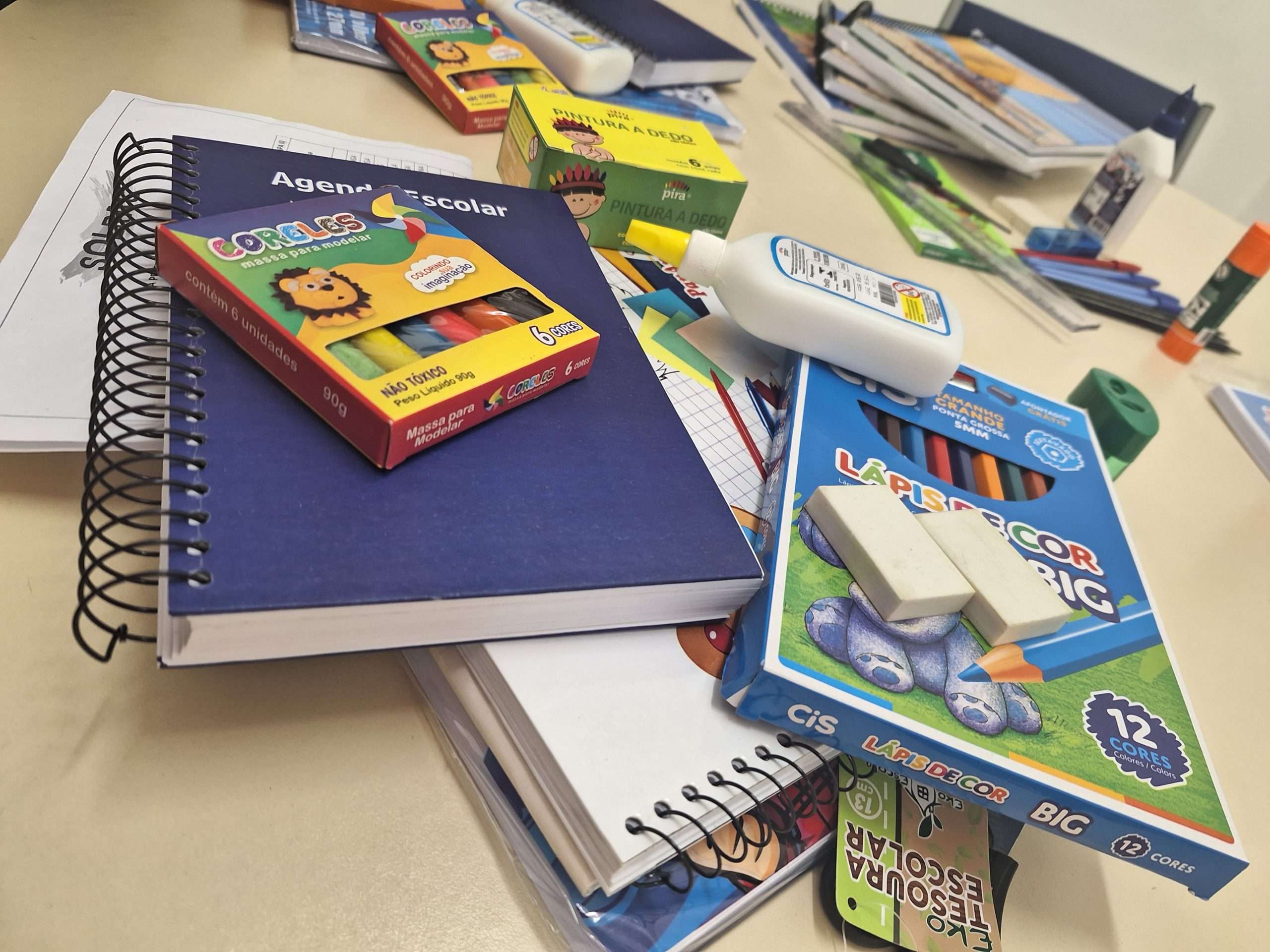 Alunos da rede pública começam a receber kits escolares em Taubaté