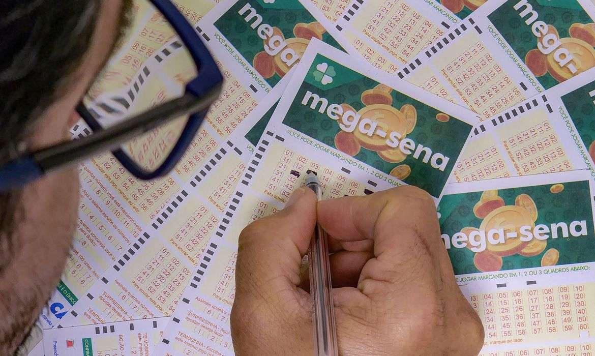 Mega-Sena acumula e próximo prêmio pode chegar a R$ 135 milhões