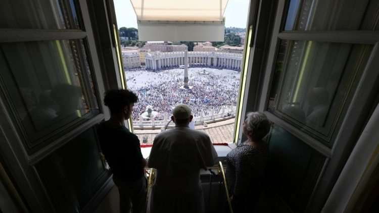 Papa Francisco faz apelo em apoio aos migrantes, após Angelus deste domingo