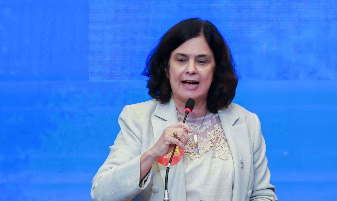 Governo anuncia que vai pagar piso nacional da enfermagem, com retroativo desde maio