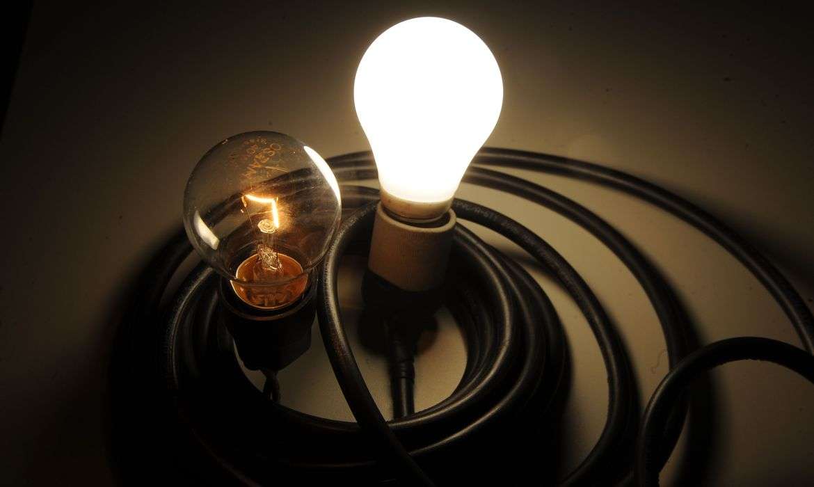 Conta de luz segue com bandeira amarela em agosto e mantém cobrança extra, anuncia Aneel