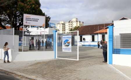Entrega da EMEIF Maria Augusta é marcada por emoção dos familiares, convidados e ex-alunos em Jacareí