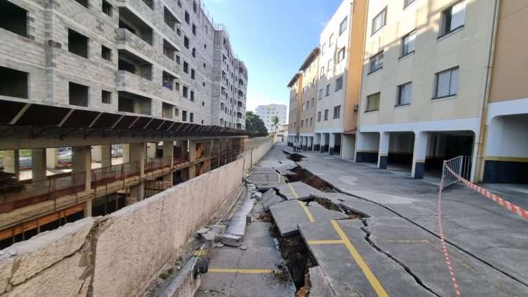 Muro de estacionamento de prédio desaba em São José dos Campos