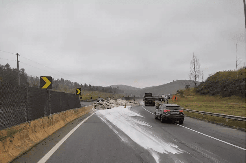 Acidente na Via Dutra causa lentidão em Lavrinhas