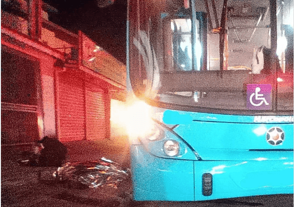 Motociclista morre após ser atropelado por ônibus na região leste de São José