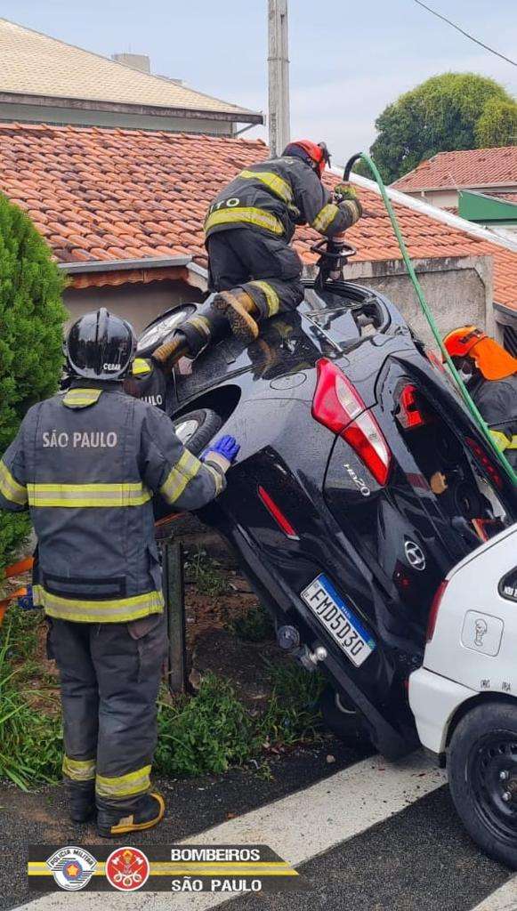 Colisão frontal entre veículos deixa duas pessoas feridas em Taubaté