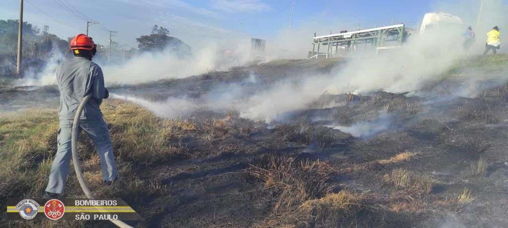 Incêndio atinge área de vegetação às mardens da Via Dutra e provoca congestionamento de 5 km em Jacareí