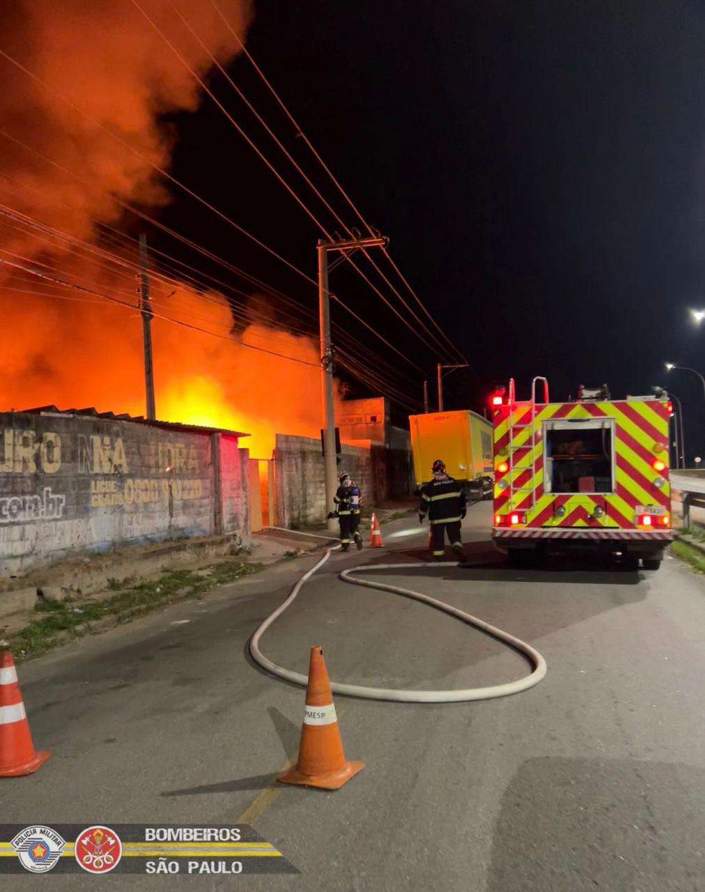 Incêndio de grandes proporções atinge depósito de recicláveis em Taubaté