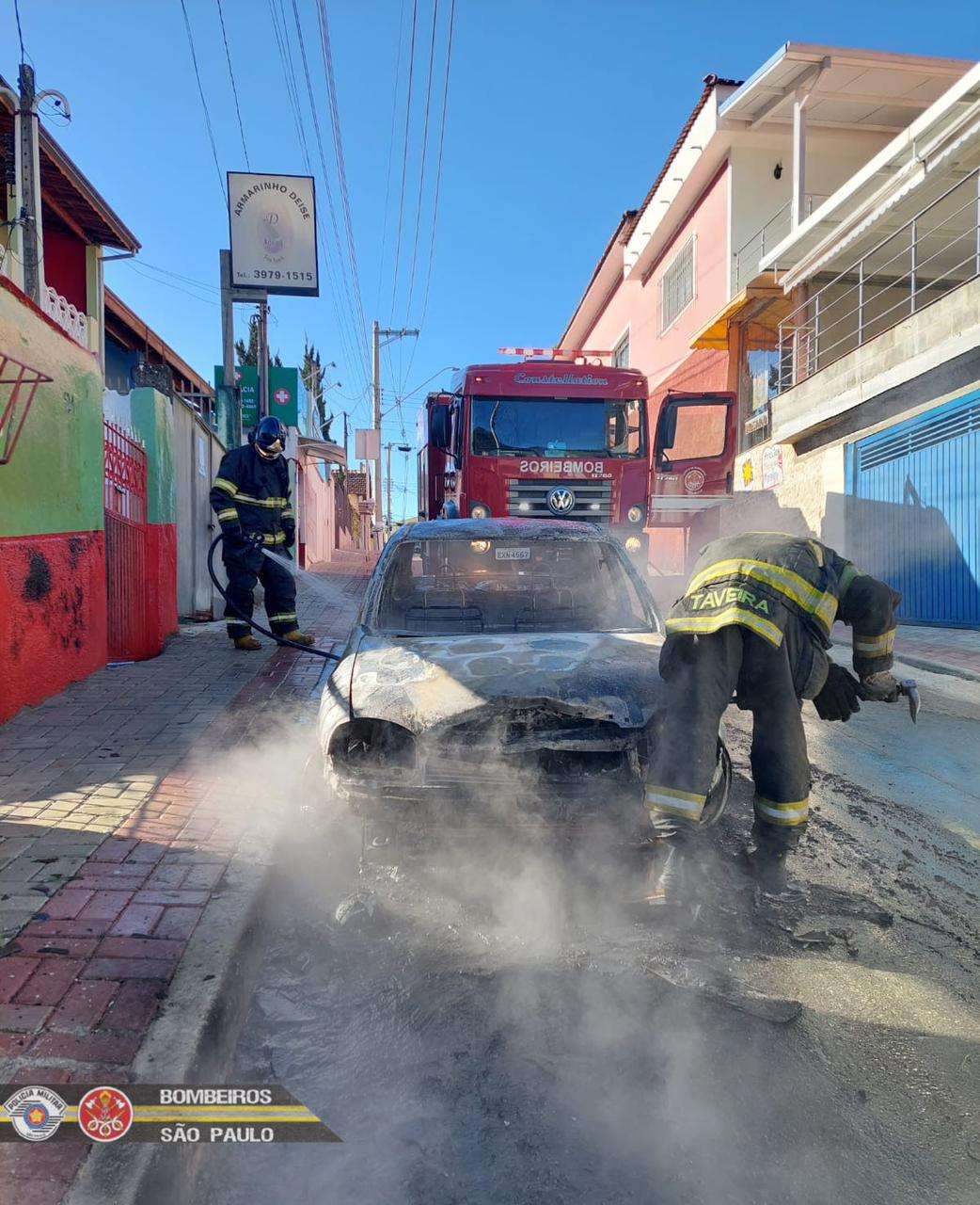 Bombeiros atendem ocorrência de incêndio em veículo em Monteiro Lobato