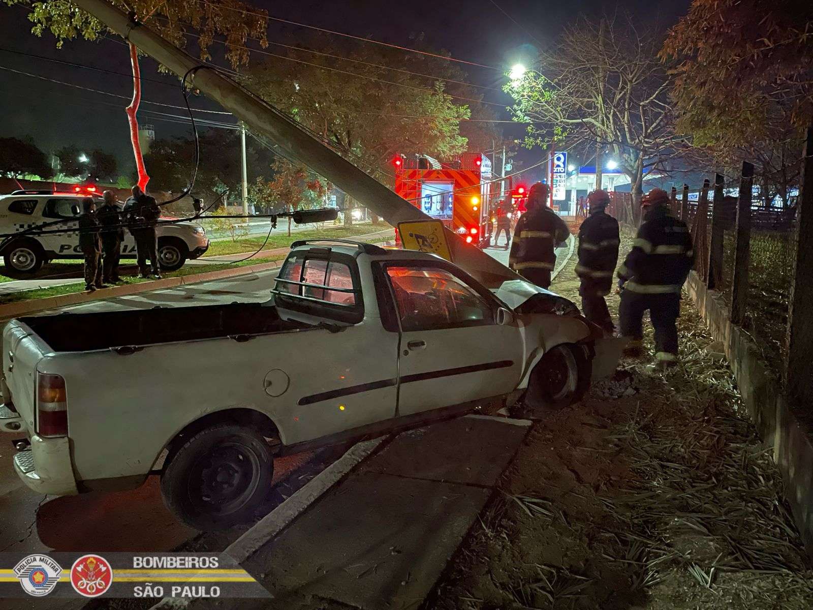Carro bate em poste em São José dos Campos