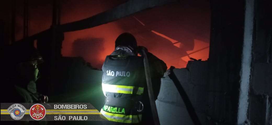 Galpão de fábrica é destruído por incêndio de grandes proporções em Taubaté