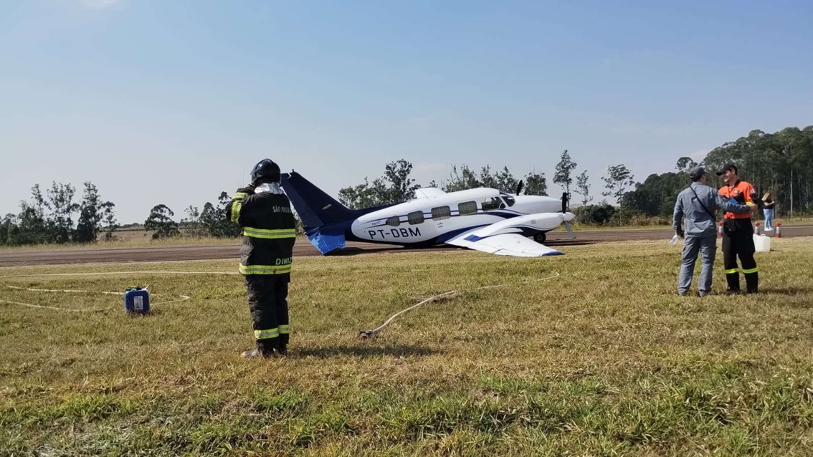 Avião bimotor tem problemas e mobiliza Bombeiros no aeroporto em Piracicaba