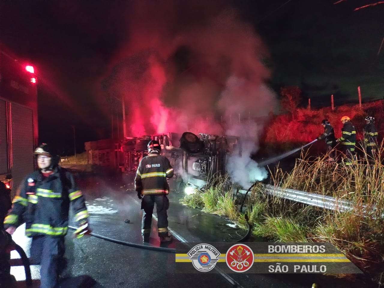 Caminhão tomba e pega fogo na Estrada do Jaguari em São José dos Campos