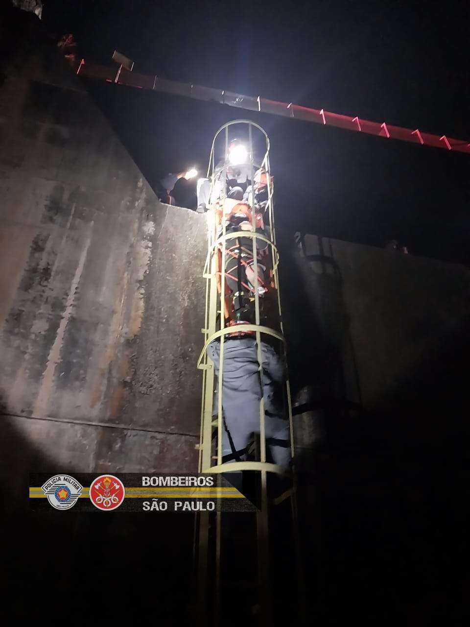Bombeiros resgatam homem que caiu em buraco de 15 metros em São José dos Campos