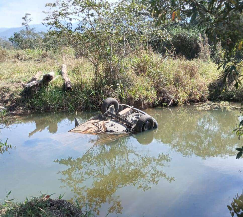 Capotamento de veículo no rio deixa três pessoas mortas em Pinda