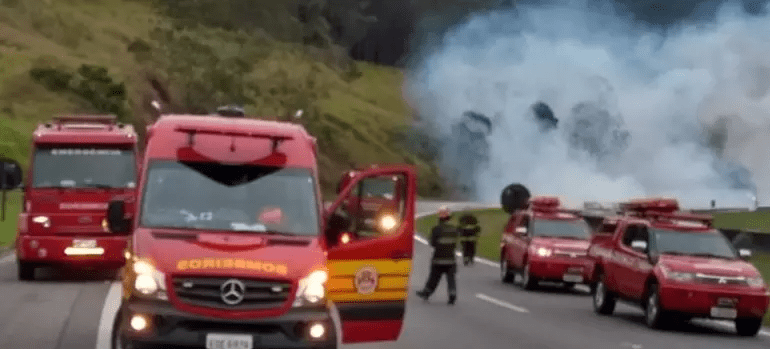 Acidente entre caminhões causa a morte na via Dom Pedro I em Nazaré Paulista