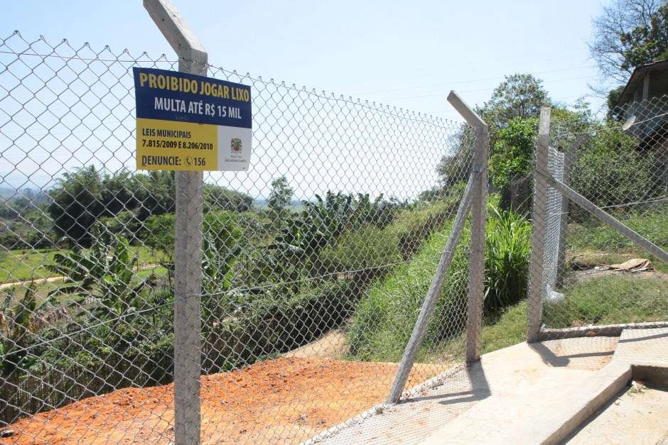 Câmeras do CSI flagram descarte irregular de entulho em São José dos Campos