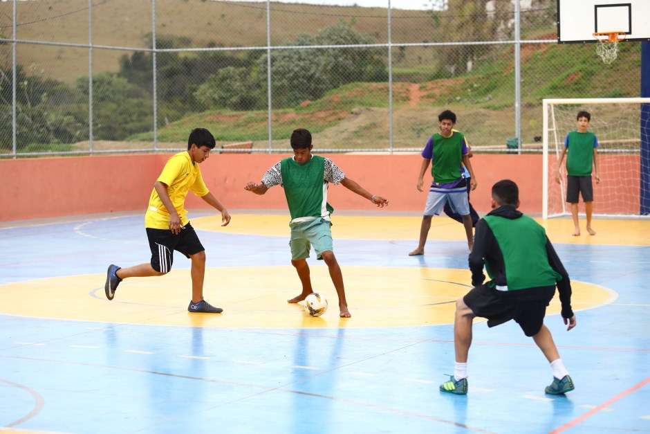 Com direito a partida de futebol com o Prefeito Anderson, moradores do Nova Esperança são contemplados com quadra e área de lazer em São José