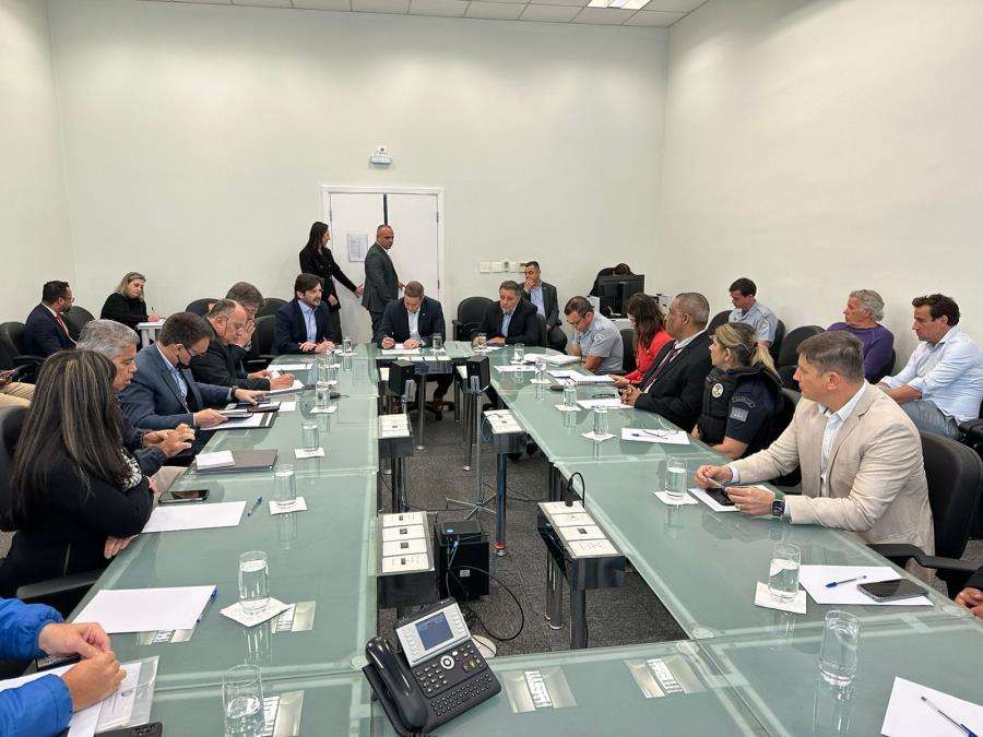 Durante encontro, Prefeito de Pinda pede apoio da SSP-SP para demandas de segurança pública do município