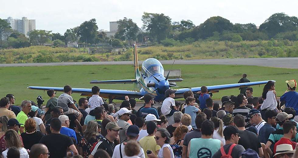 DCTA abre seus portões em evento para apreciadores da aviação em São José