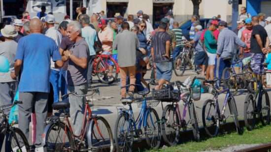 Jacareí exibe o curta-documentário: “Feira do Rolo: A Troca como Afeto”