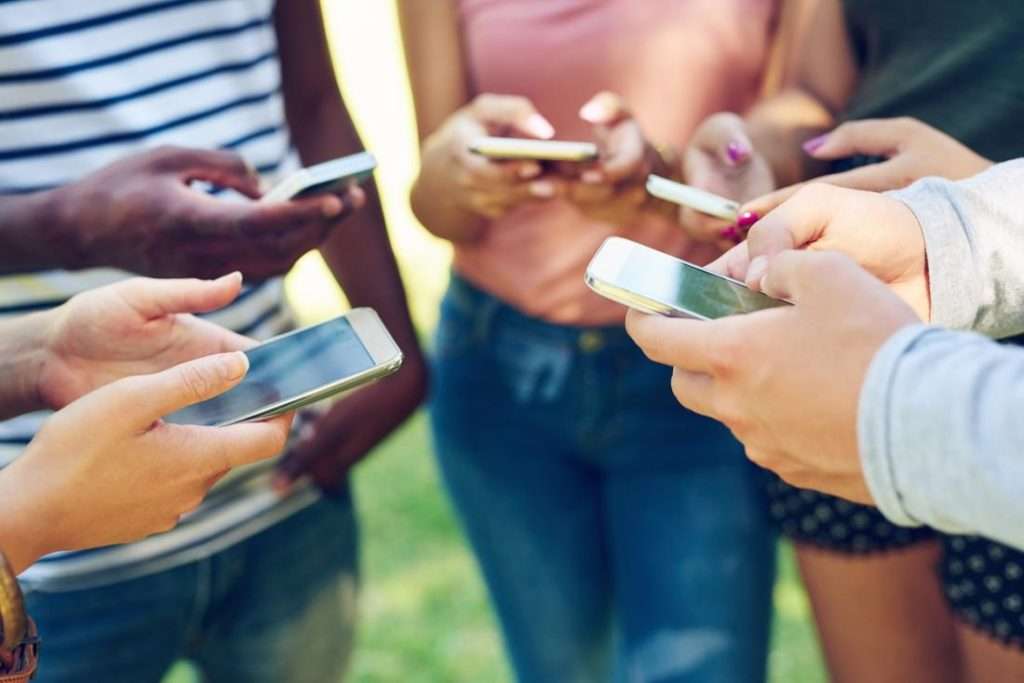 A cada dia, 2,7 mil brasileiros têm o aparelho furtado ou roubado