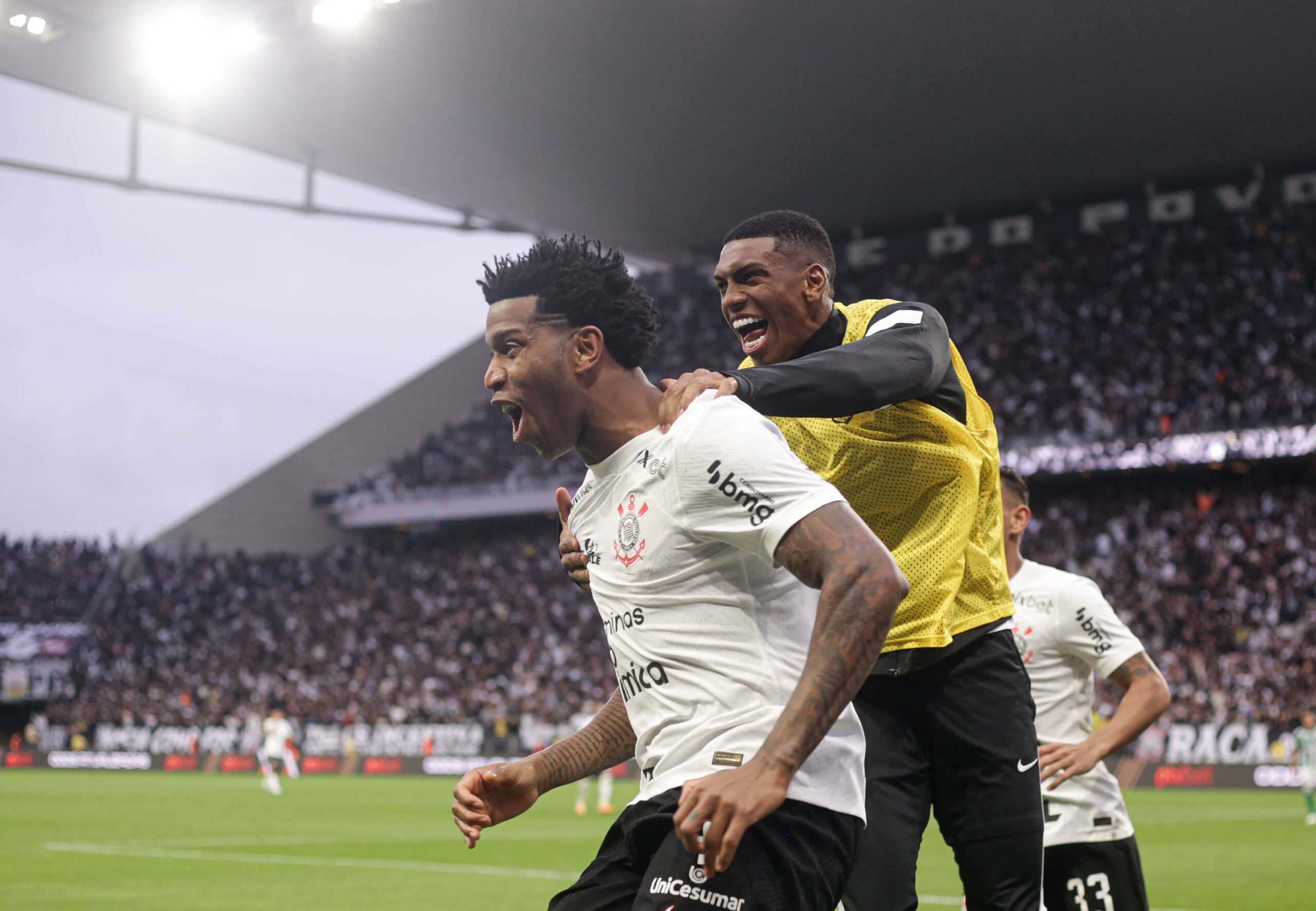 De virada, Corinthians vence Coritiba e chega a 11 jogos de invencibilidade na temporada