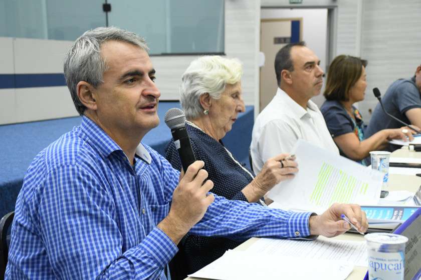 Famílias participam de reunião com Frente Parlamentar do Autismo na Câmara de São José
