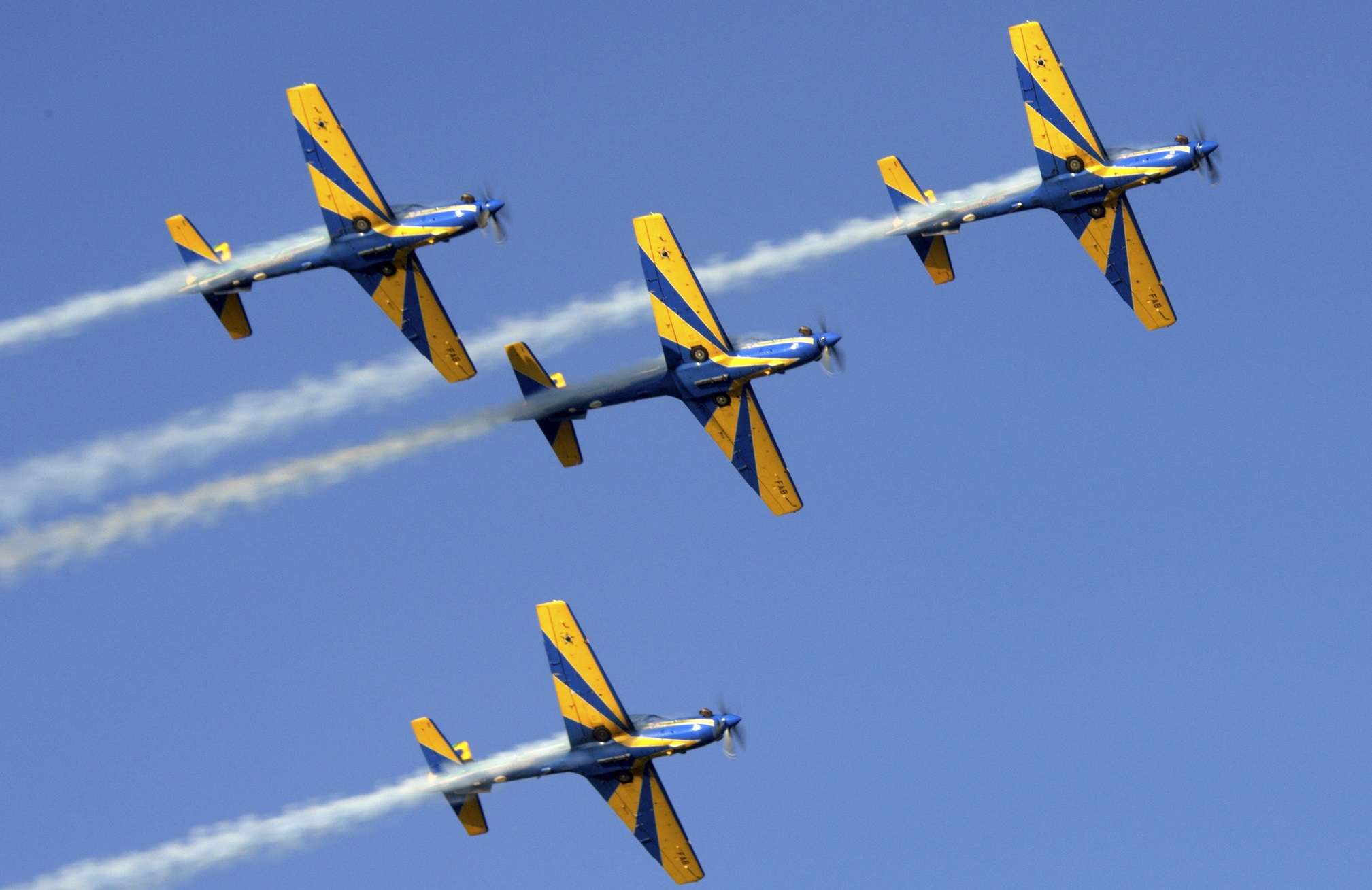 Esquadrilha da Fumaça faz apresentação com 60 manobras aéreas e altera trânsito em Campos do Jordão