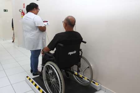 Jacareí investe em balanças para medição de peso corporal para cadeirantes