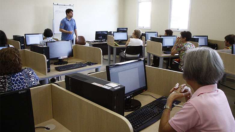 Curso de informática forma 128 idosos nesta sexta-feira em São José dos Campos