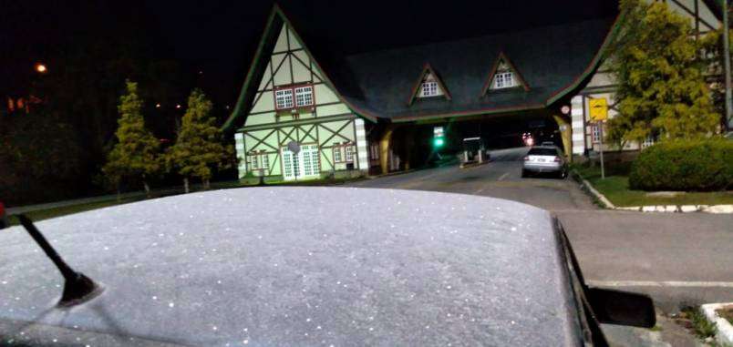 Campos do Jordão registra frio intenso e geada na madrugada desta quinta-feira,3