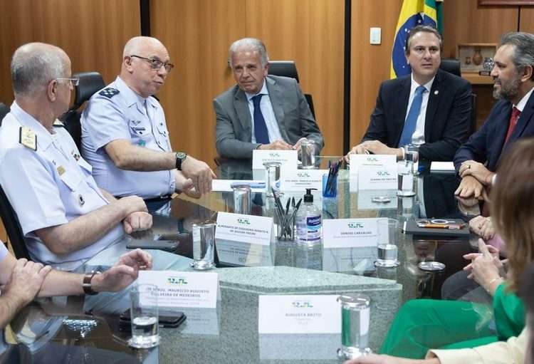 Ministérios da Defesa e Educação assinam acordo para estudar a criação de um novo ITA no Ceará