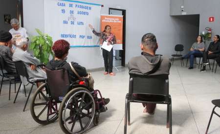 Casa de Passagem de Jacareí realiza oficina socioeducativa sobre o Dia Nacional de Luta da População em Situação de Rua