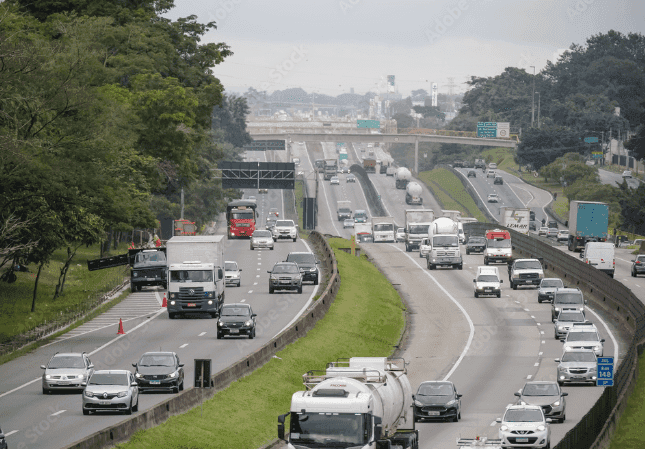 Colisão entre carro e moto deixa uma pessoa ferida e causa congestionamento de 2 km na via Dutra