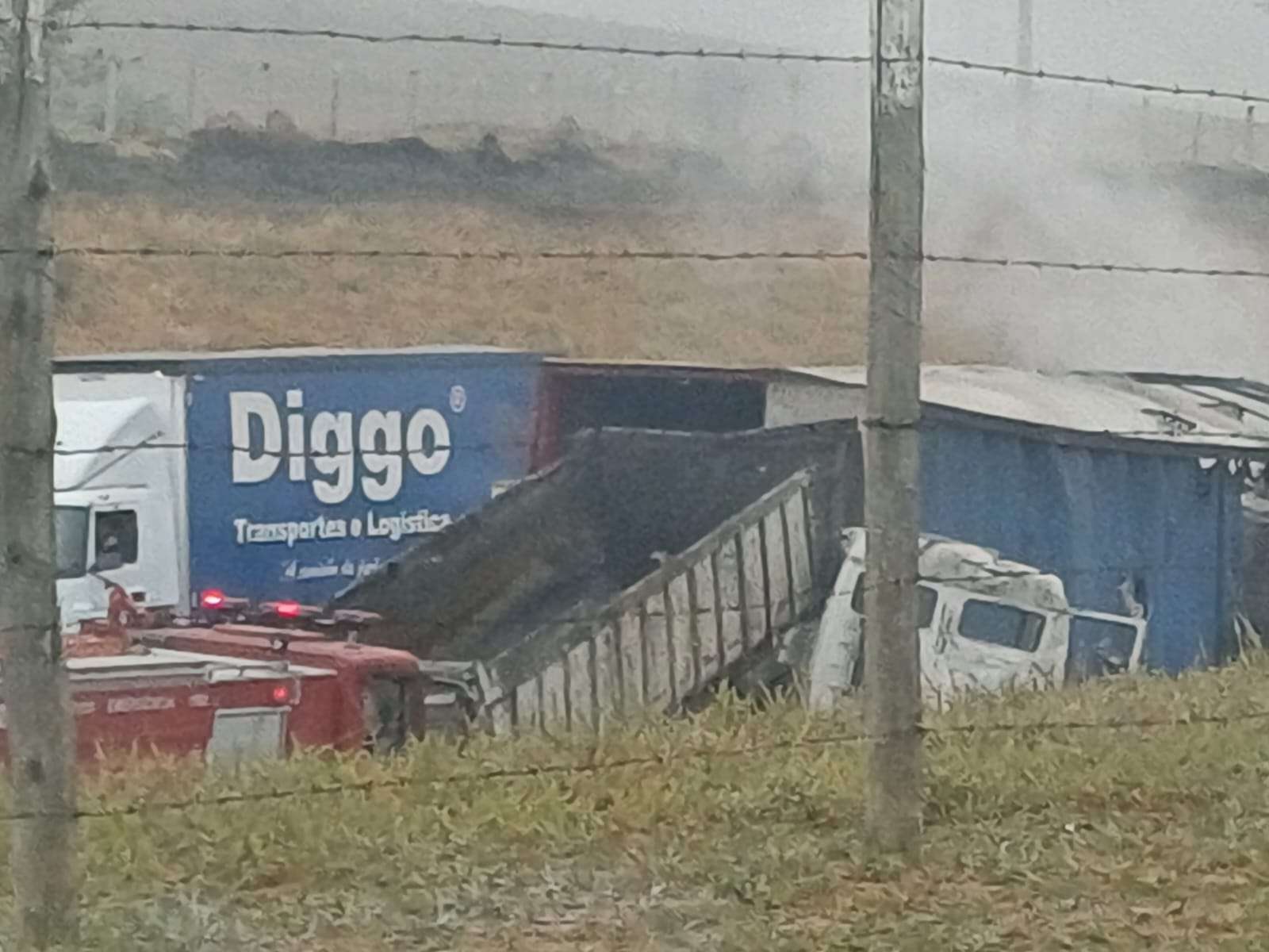 Carreta pega fogo em acidente na via Dutra