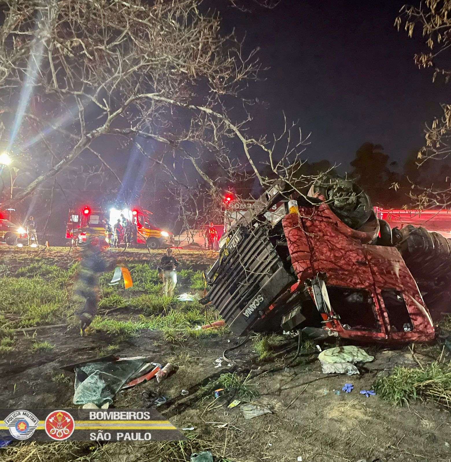 Acidente envolvendo caminhão deixa vítima presa nas ferragens na Dutra em Jacareí