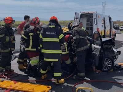 Engavetamento entre 4 carros e 1 caminhão deixa uma idosa ferida na Dutra no trecho de Caçapava