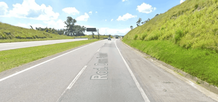 Colisão frontal entre veículos causa a morte de uma mulher e três crianças na via Dom Pedro I em Jacareí