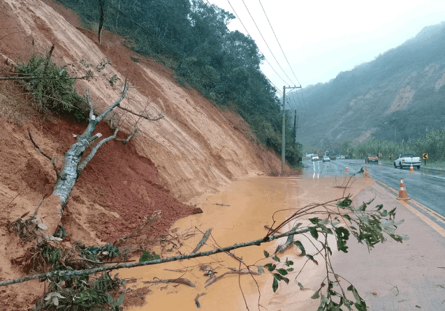 Deslizamento de terra interdita parcialmente trecho da Rodovia Rio-Santos em Caraguatatuba